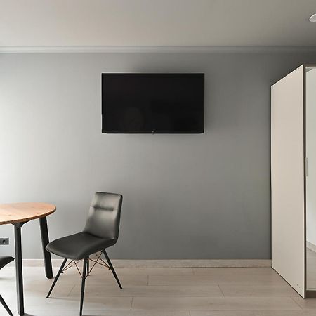 Loft Design Studio Apartment & Free Parking Riga Bagian luar foto